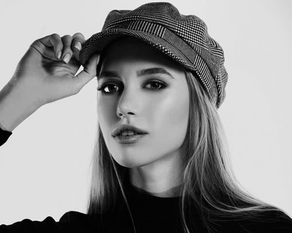 woman-hat-grayscale-600x479-1 woman-hat-grayscale-600x479-1